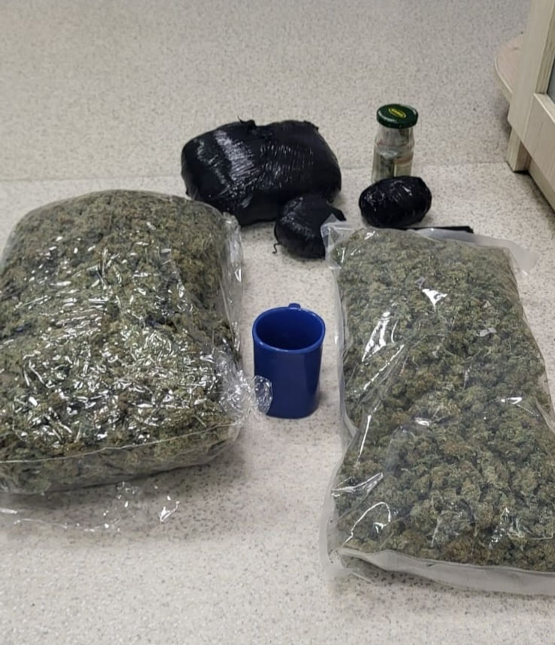 Dilerzy zatrzymani na osiedlowym parkingu. Nie mieli pojęcia, że są pod obserwacją kryminalnych