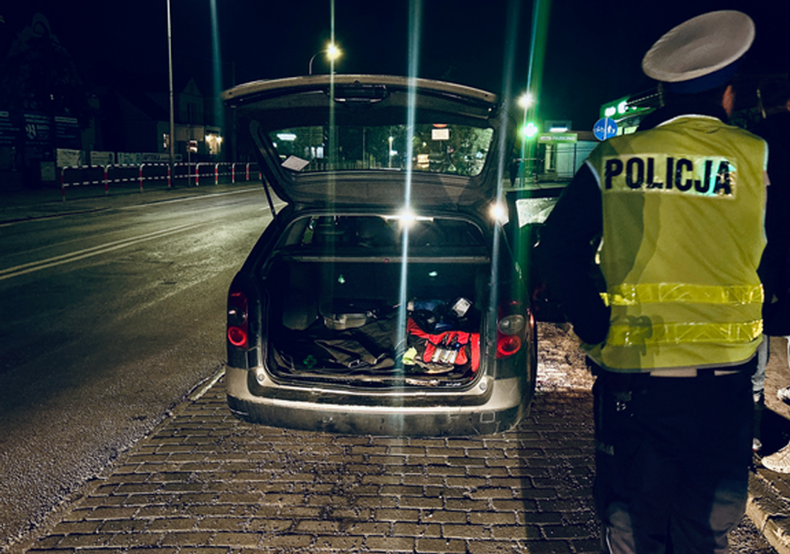 Dla kumpla zabrakło miejsca w aucie, więc wskoczył do bagażnika. 18-letni kierowca stracił prawo jazdy