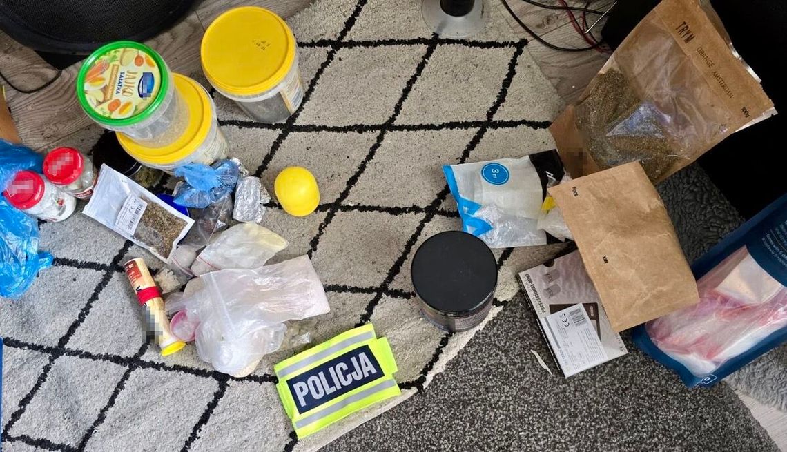 Długo nie otwierał, a potem zaprzeczał, że ma narkotyki. Policja znalazła prawie kilogram