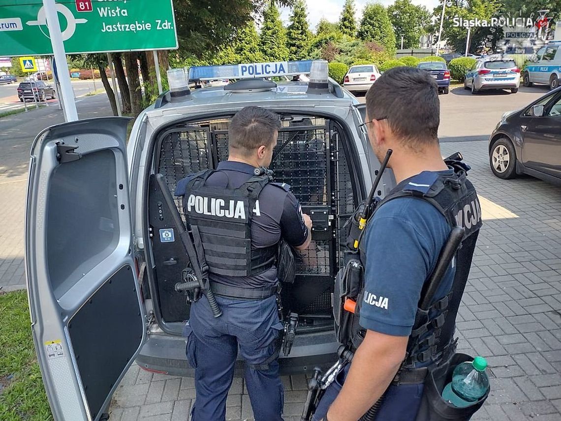 Do restauracji wszedł zakrwawiony mężczyzna. Uciekł przed partnerką, która zaatakowała go nożem