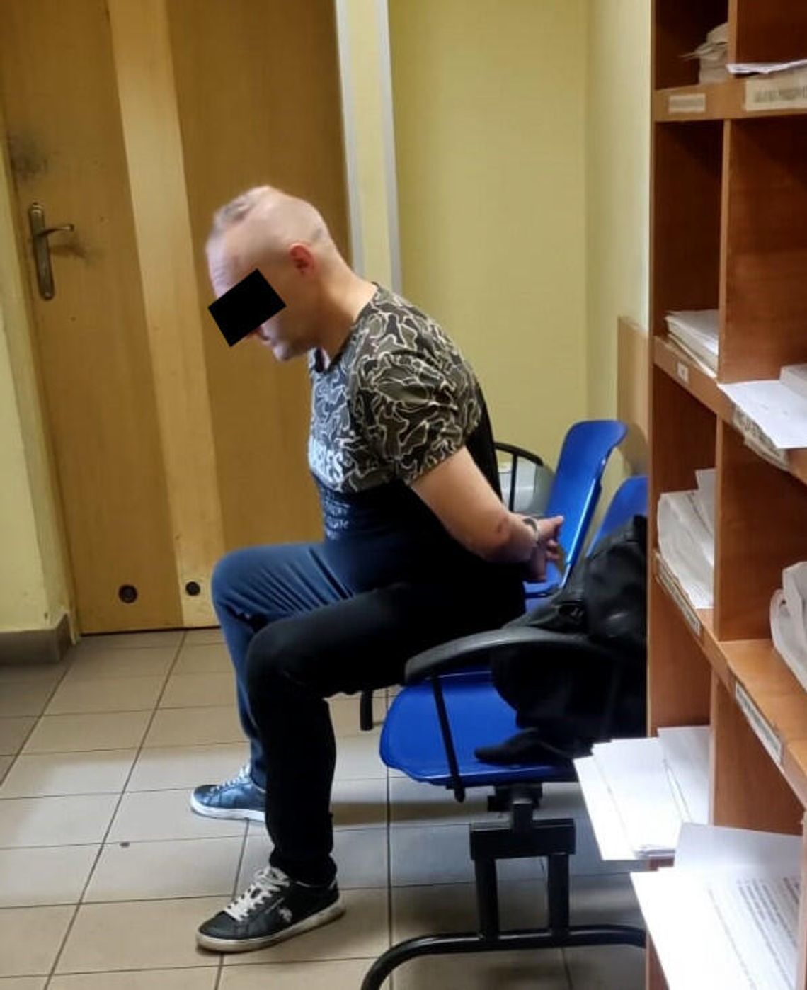 Dobijał się do mieszkania kobiety z dzieckiem, uciekł, gdy usłyszał, że wzywa policję. Znaleźli przy nim narkotyki