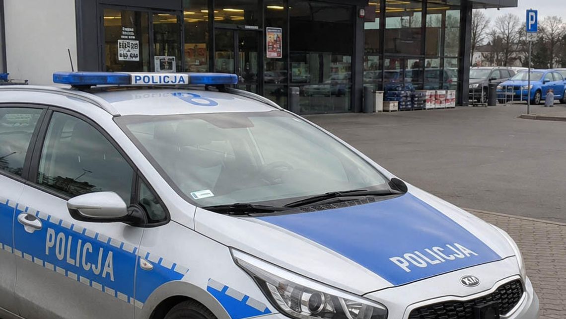 Dobrał się do palety z piwem przed marketem. Potem uderzył ochroniarza i policjantkę