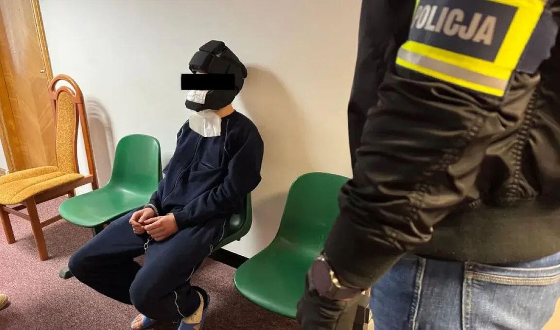 Dodatkowe zarzuty dla sprawcy bestialskiego mordu na Uniwersytecie Warszawskim. Ugryzł policjanta w nogę