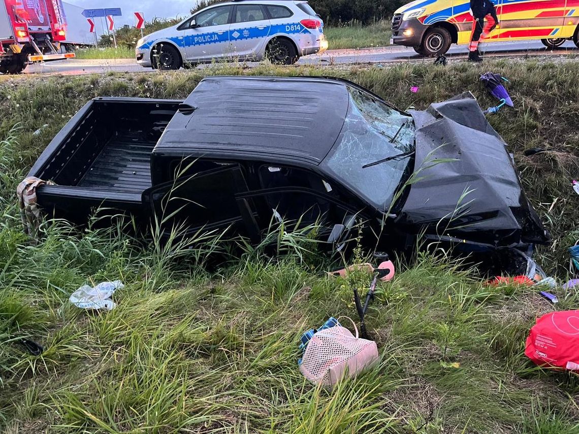 Dodge Ram wjechał do rowu i się przewrócił. Kierująca nie zachowała ostrożności na rondzie