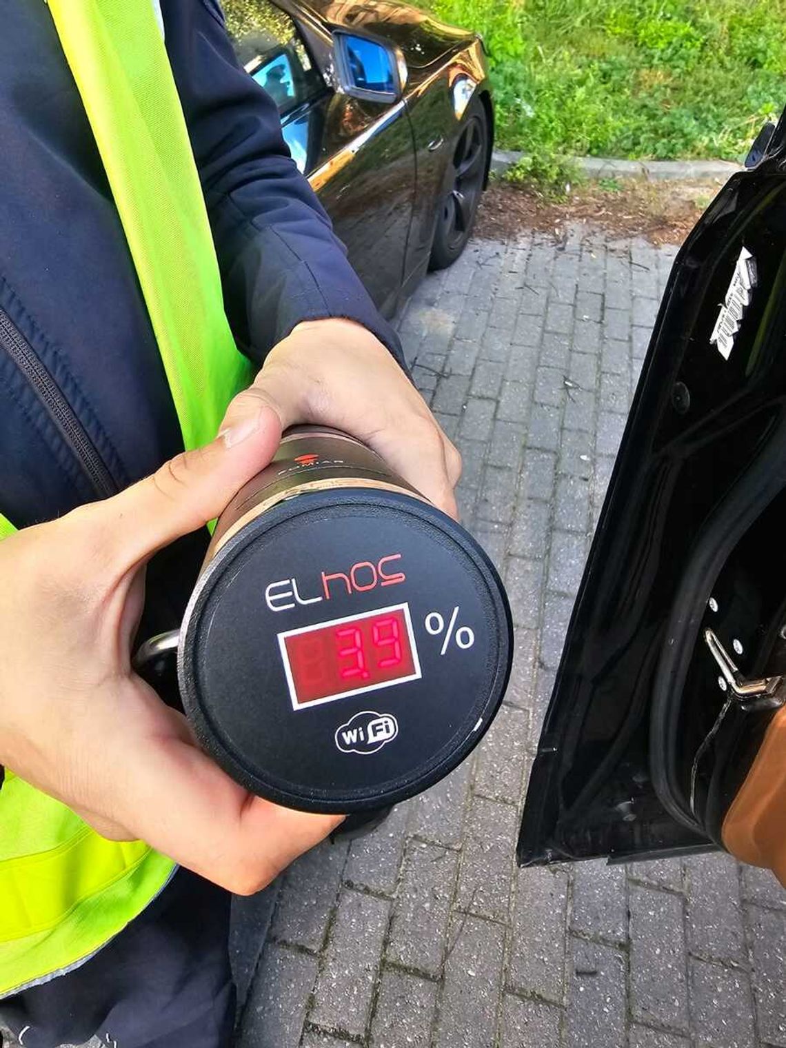 Dodge z szybami przepuszczającymi zaledwie 3,9 proc. światła. Kierowca ukarany mandatem Dodge z szybami przepuszczającymi zaledwie 3,9 proc. światła. Kierowca ukarany mandatem