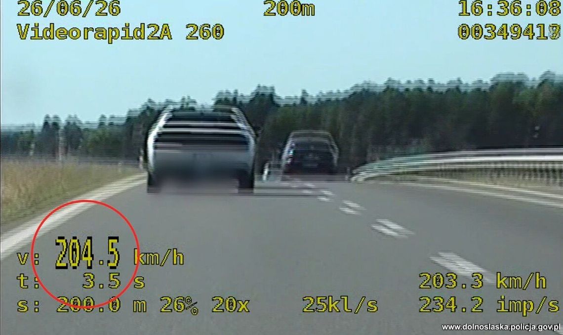 Dodgem po drodze ekspresowej ponad 200 na godzinę. Kierowca zatrzymany i ukarany
