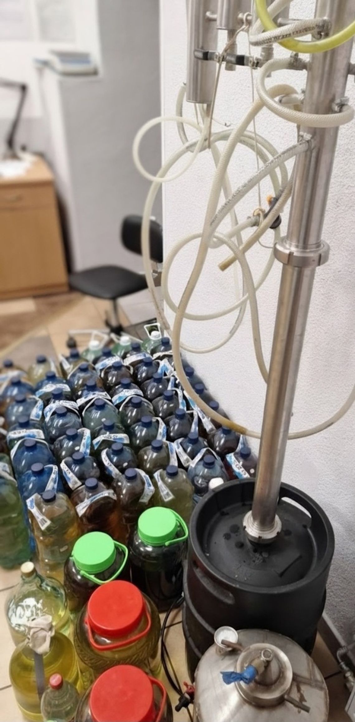Domowa fabryka alkoholu i narkotyki. Policja zabezpieczyła 360 litrów bimbru Domowa fabryka alkoholu i narkotyki. Policja zabezpieczyła 360 litrów bimbru