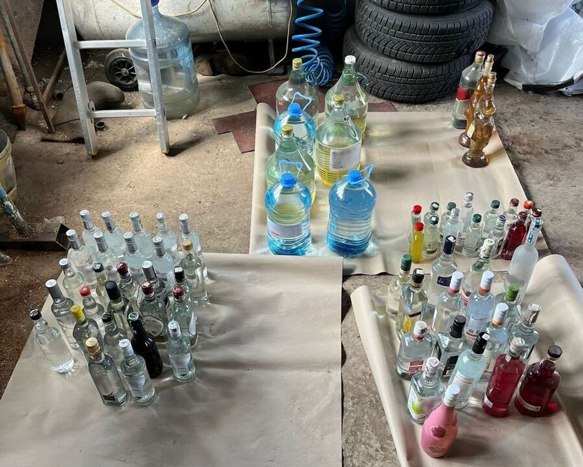 Domowa gorzelnia pod Tarnobrzegiem rozbita. 66-latek pędził alkohol w stodole