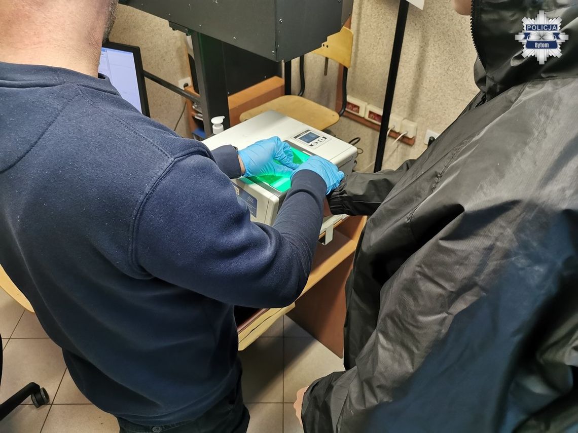 Dostał cios w twarz, a potem zabrali mu czapkę. Policja zatrzymała dwóch 18-latków. Grozi im po 15 lat