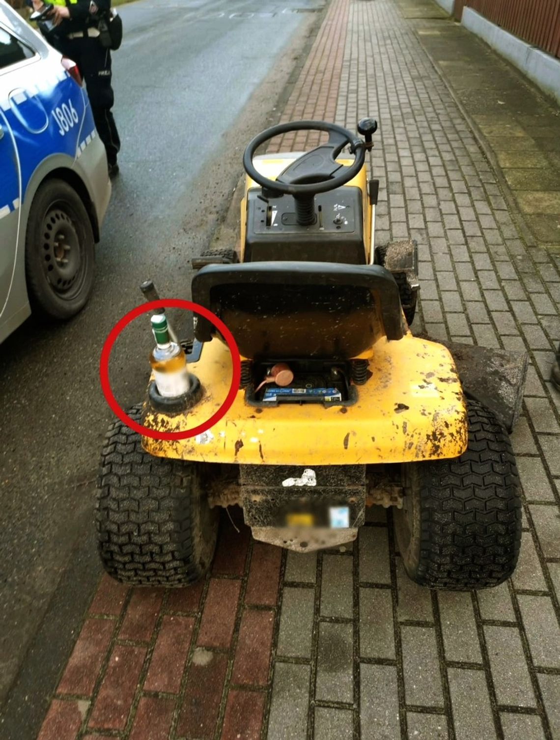 Dostał dożywotni zakaz prowadzenia. Złapali go, gdy pijany jechał po chodniku traktorkiem ogrodowym