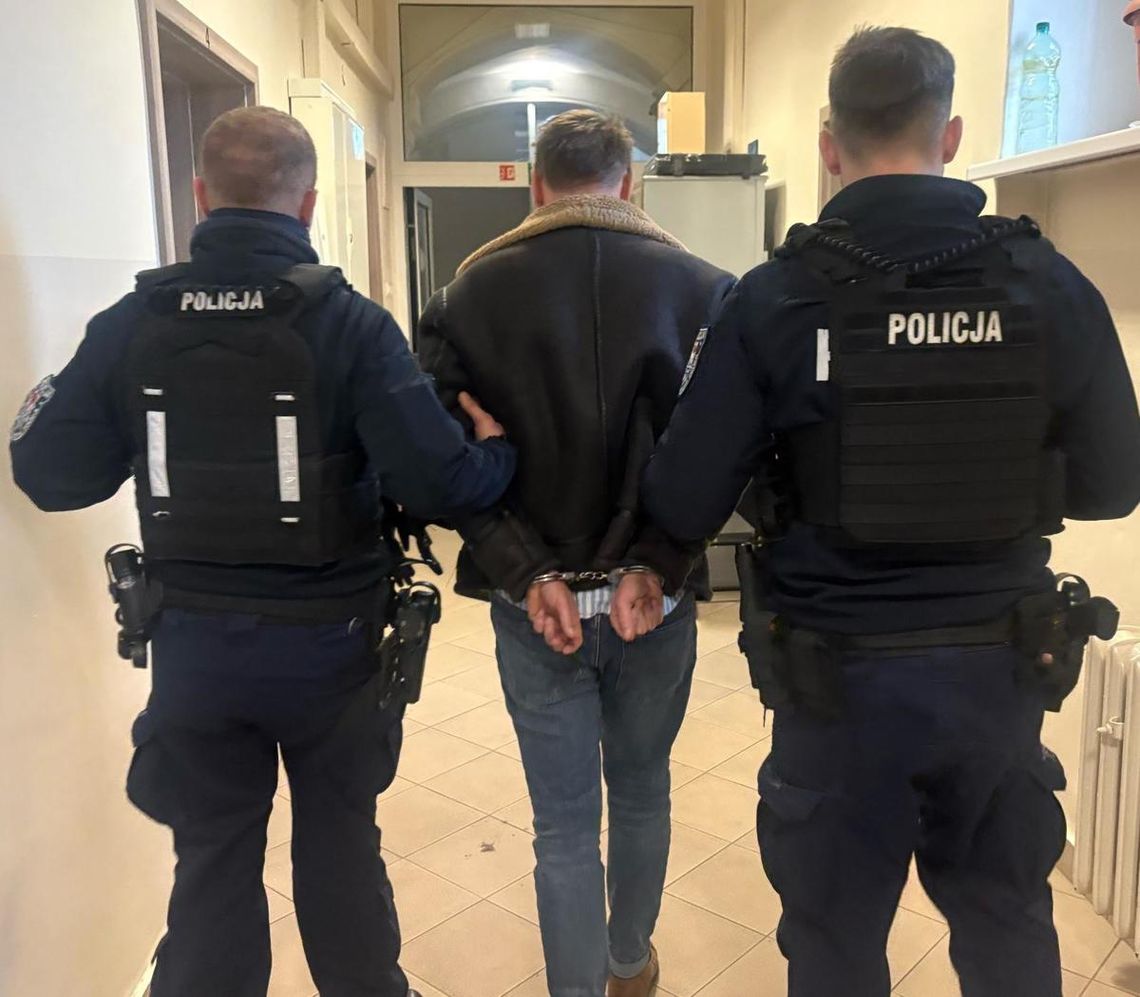 Dostał wezwanie, więc stawił się grzecznie na komendzie, ale zapomniał o wyroku. Mężczyzna trafił za kraty