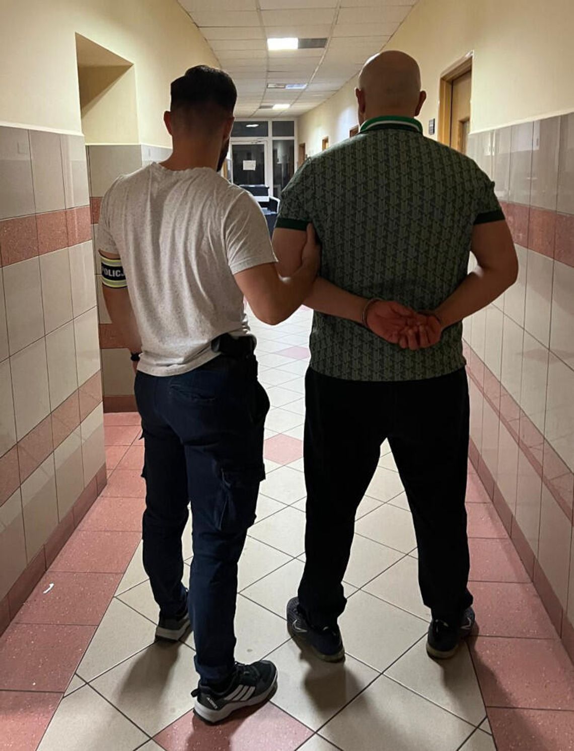 Dostał wyrok ośmiu lat za kratami i zniknął. Mężczyzna został namierzony przez kryminalnych i odstawiony do więzienia