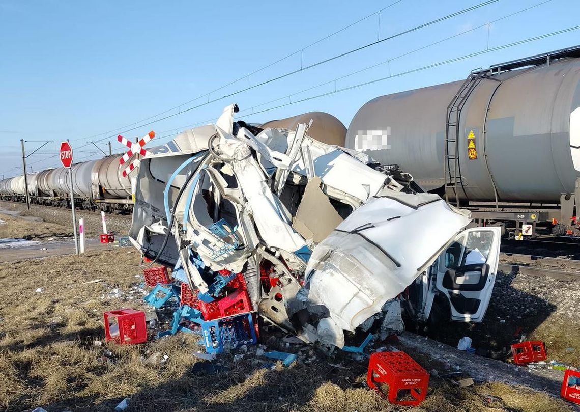 Dostawczak rozerwany na strzępy po zderzeniu z lokomotywą. Młody kierowca miał ogromne szczęście