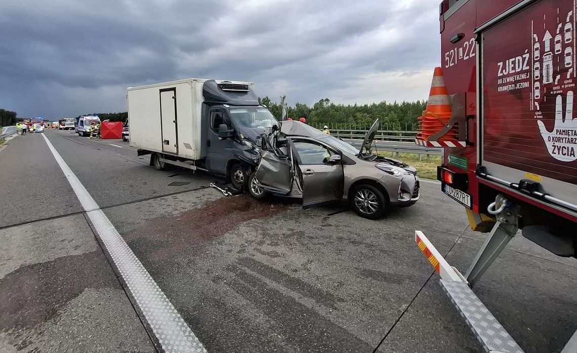 Dostawczak uderzył w auto stojące na drodze ekspresowej. W wypadku zginął 92-letni mężczyzna