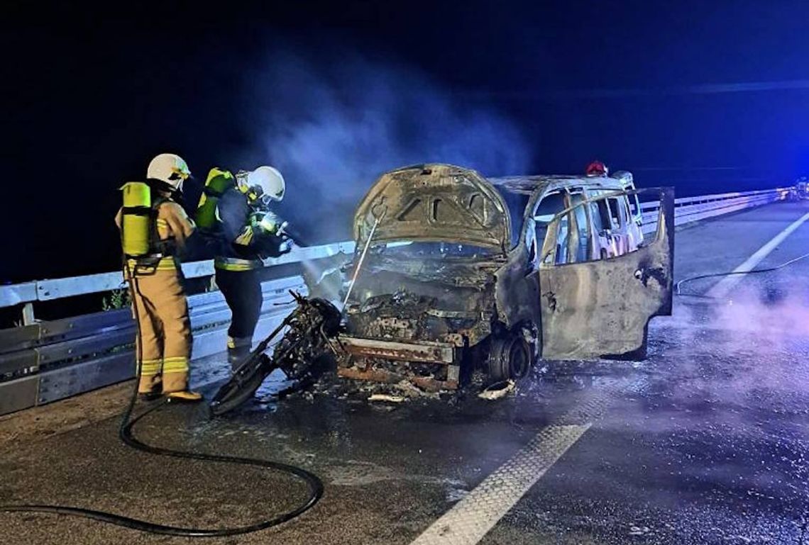 Dostawczak uderzył w motorower na autostradzie. Po zderzeniu oba pojazdy spłonęły