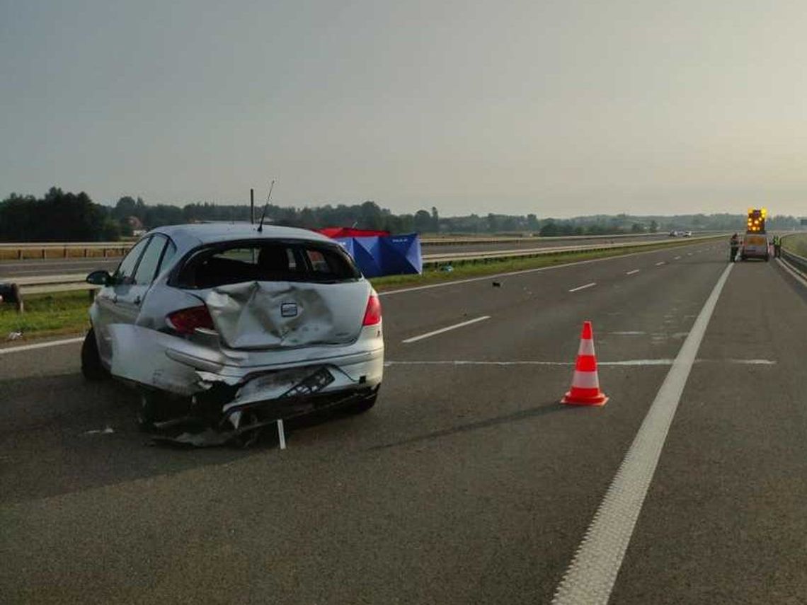 Dostawczak uderzył w tył seata, pasażerka osobówki wyszła z auta i została potrącona przez kolejny pojazd