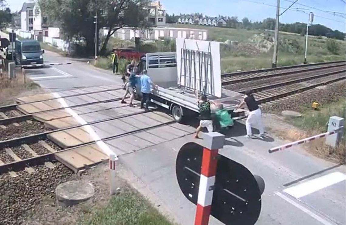 Dostawczak utknął na torach. Inni kierowcy próbowali pomóc, ale po chwili uderzył pociąg