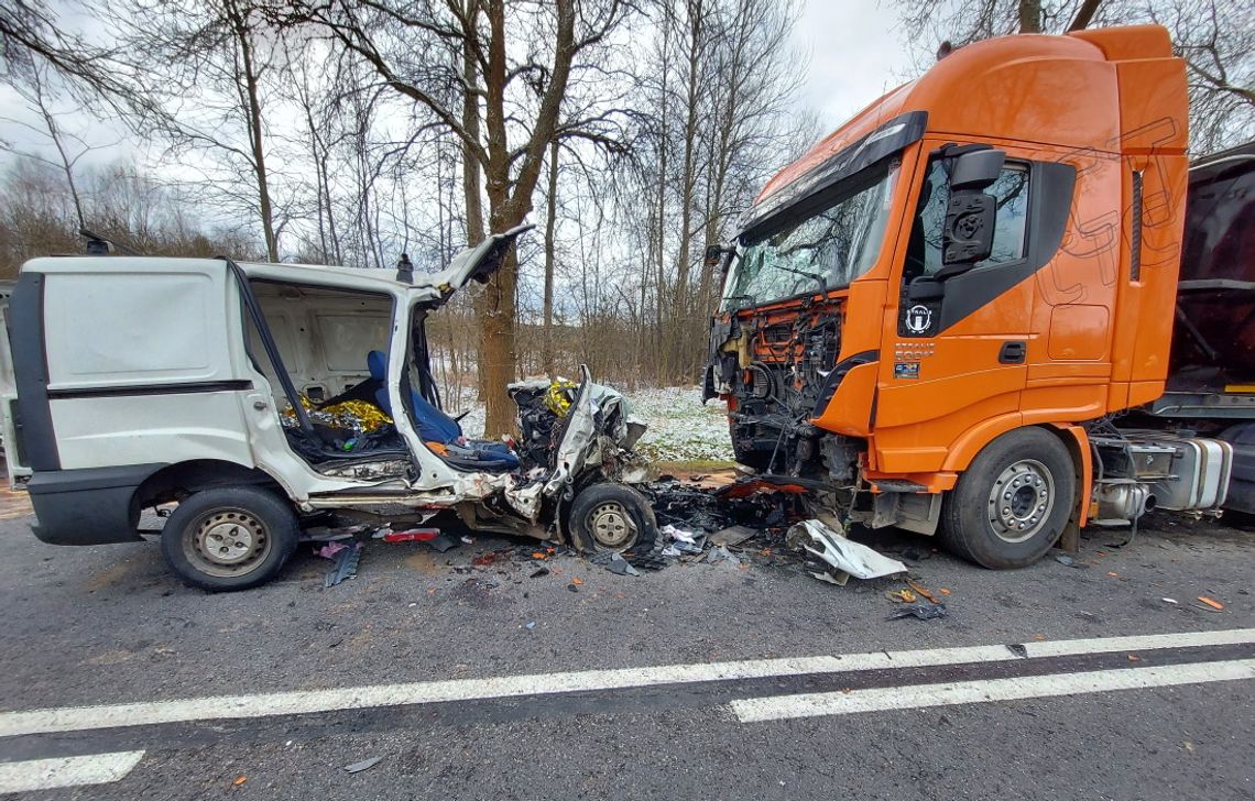 Dostawczak zjechał na czołówkę z ciężarówką. Kierowca i pasażerka zginęli na miejscu