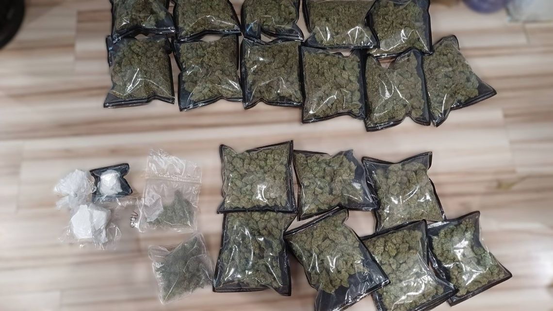 Dostawczy opel i mieszkania pełne narkotyków. Dwóch mężczyzn zatrzymanych za handel