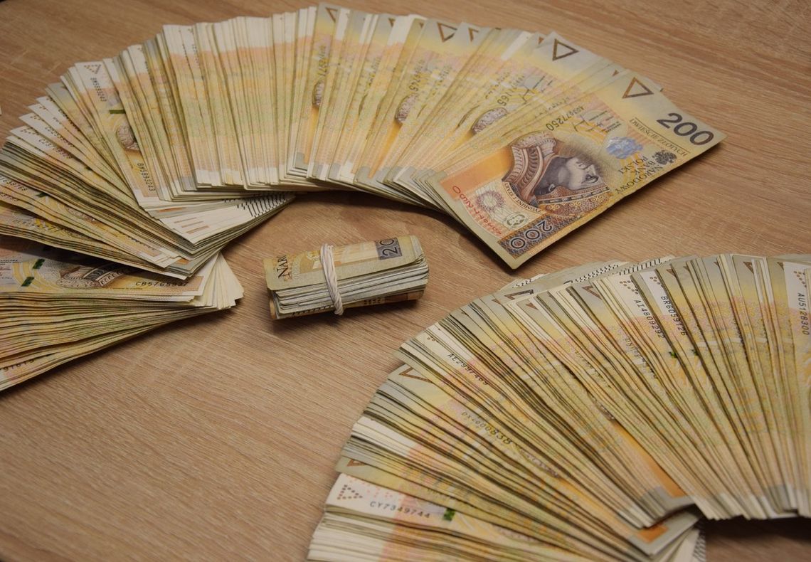 Dowiedział się, gdzie teściowa chowa pieniądze i zaczął ją okradać. Odzyskano 141 tys. zł, a to tylko część kwoty