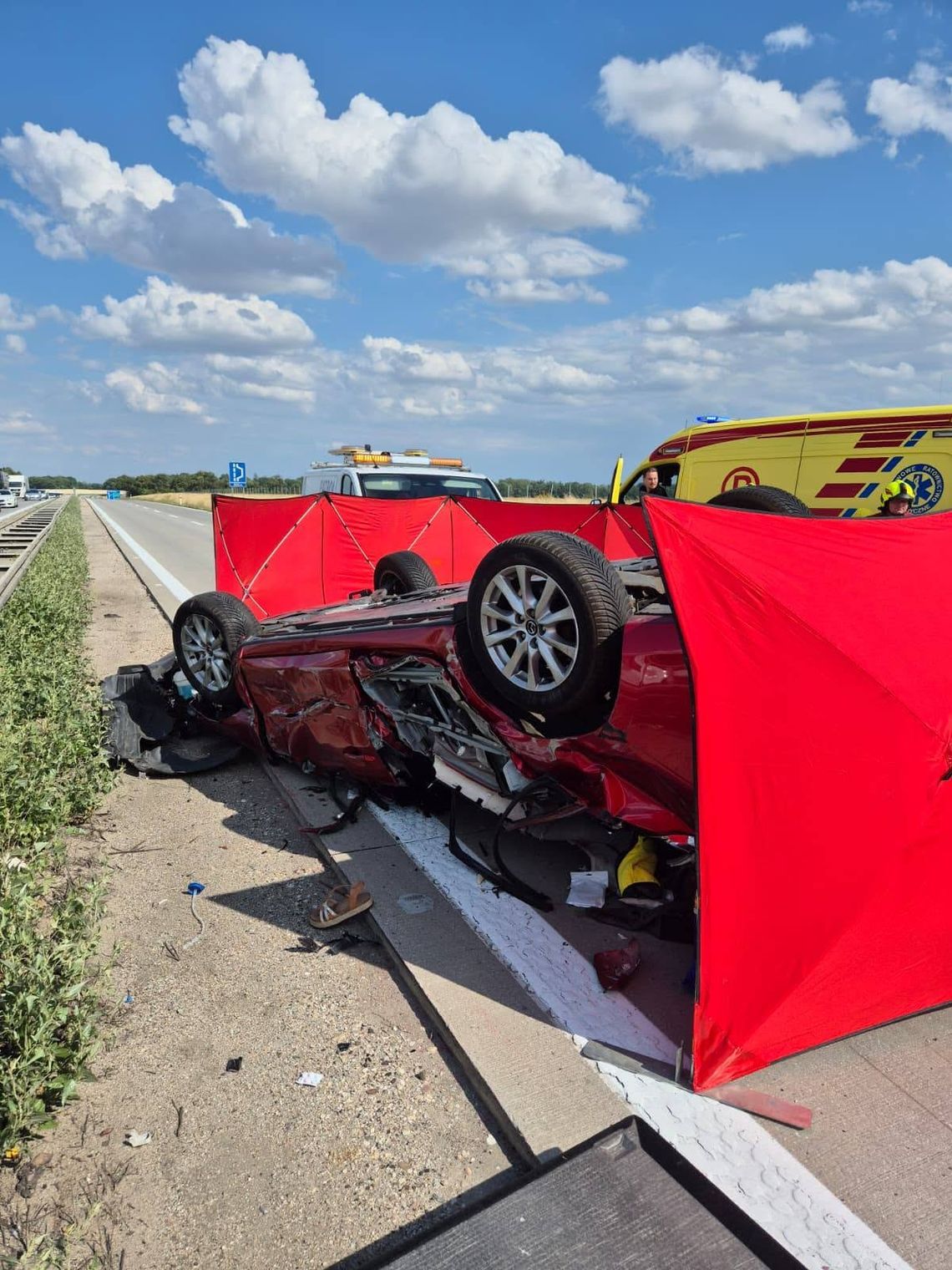 Dramat na autostradzie. Osobówka dachowała po zderzeniu z ciężarówką, zginęła kobieta Dramat na autostradzie. Osobówka dachowała po zderzeniu z ciężarówką, zginęła kobieta
