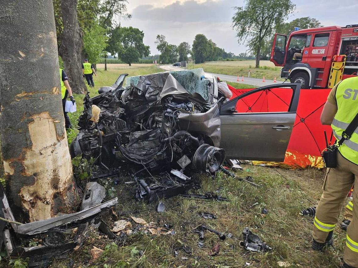Dramat na drodze wojewódzkiej. Fiat wypadł z trasy i uderzył w drzewo, kierująca zginęła na miejscu Dramat na drodze wojewódzkiej. Fiat wypadł z trasy i uderzył w drzewo, kierująca zginęła na miejscu