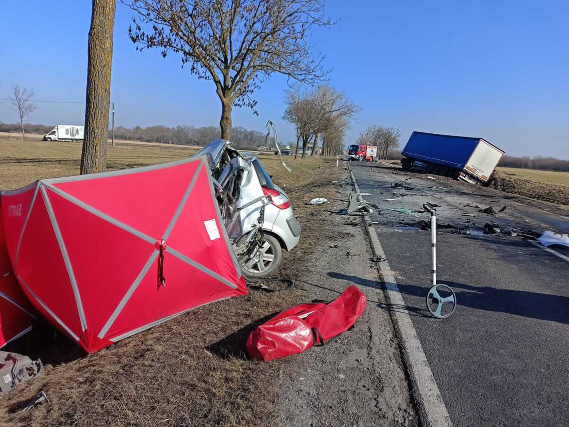 Dramat na trasie krajowej. Ciężarówka zmiażdżyła osobówkę, jedna osoba nie żyje