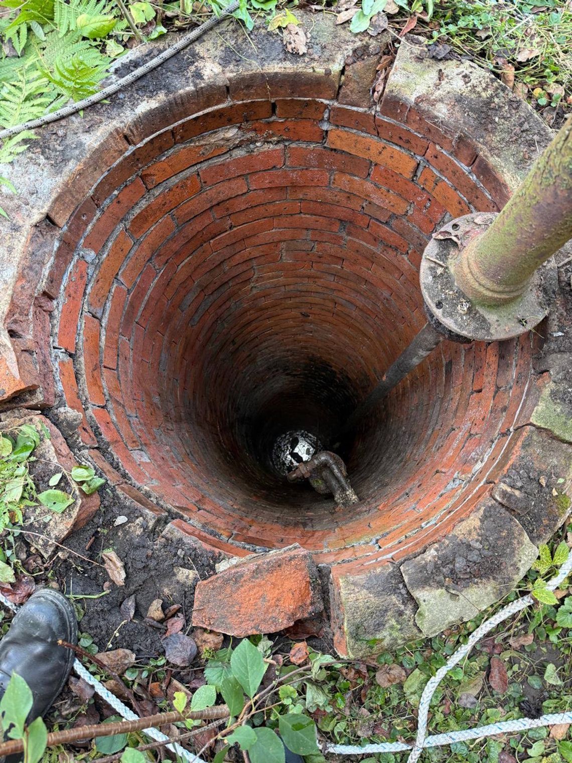 Dramatyczna akcja ratunkowa w Smolnicy. Mężczyzna wpadł do 10-metrowej studni