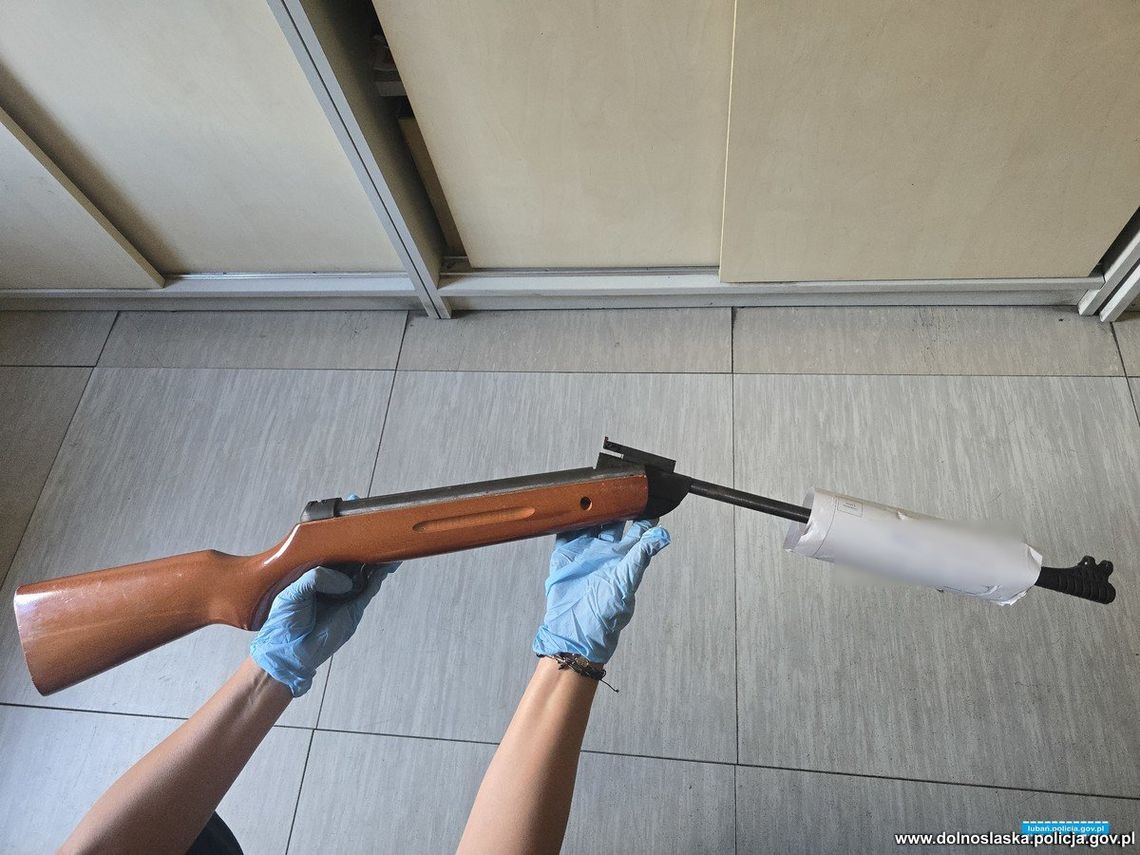 Dramatyczne sceny na parkingu. Groził mężczyźnie bronią, został przez niego postrzelony z wiatrówki