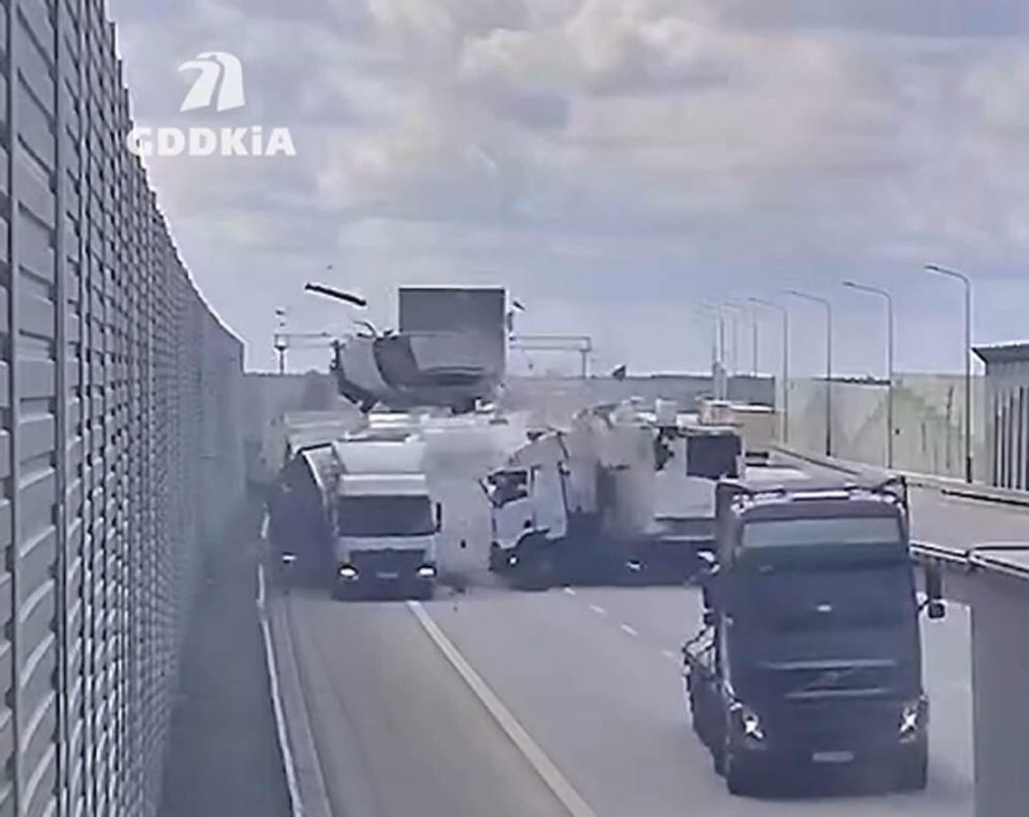 Dramatycznie wyglądające zderzenie ciężarówek na autostradzie. GDDKiA opublikowała nagranie Dramatycznie wyglądające zderzenie ciężarówek na autostradzie. GDDKiA opublikowała nagranie