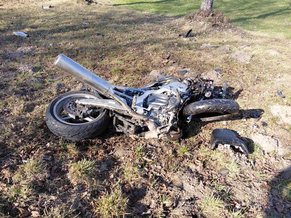 Dramatyczny finał wyprzedzania. Motocyklista zginął po uderzeniu w auto, trzy osoby w szpitalu