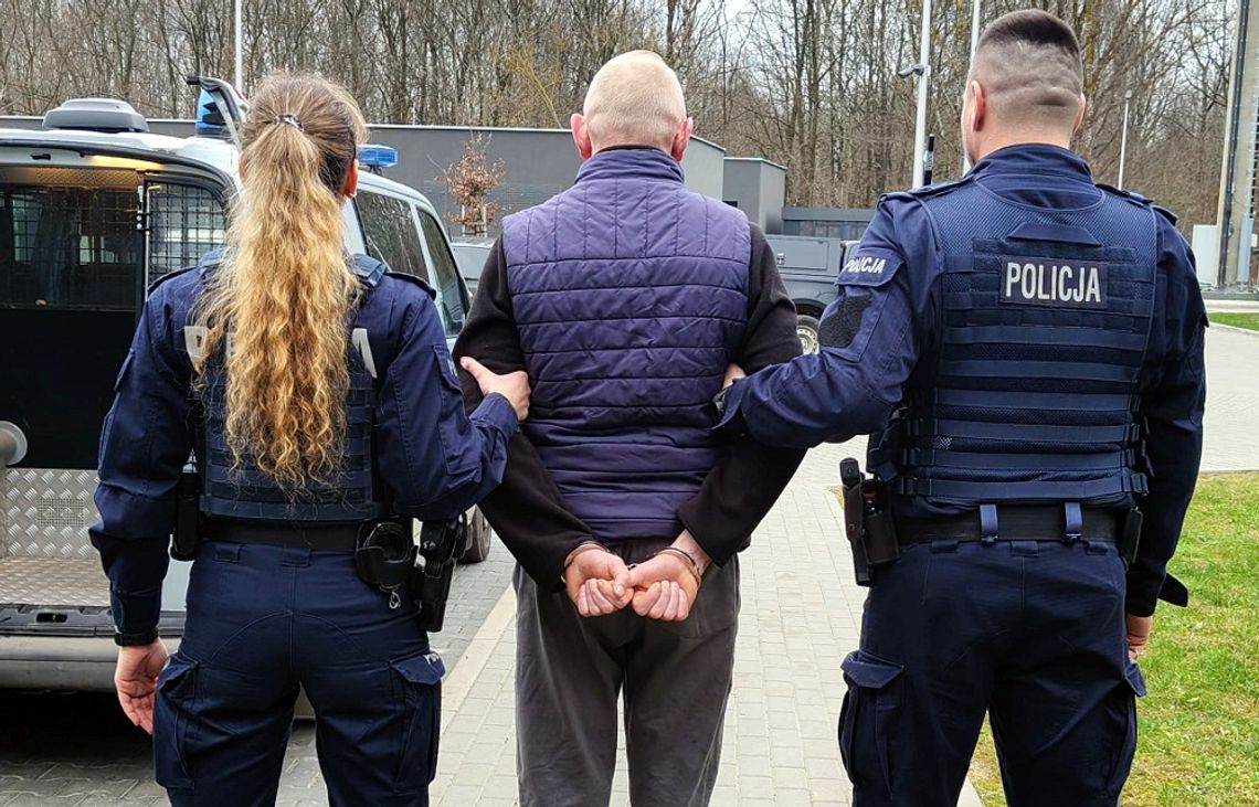 Dramatyczny pościg zakończony w rowie. Kierowca z 2 promilami próbował rozjechać funkcjonariusza Dramatyczny pościg zakończony w rowie. Kierowca z 2 promilami próbował rozjechać funkcjonariusza