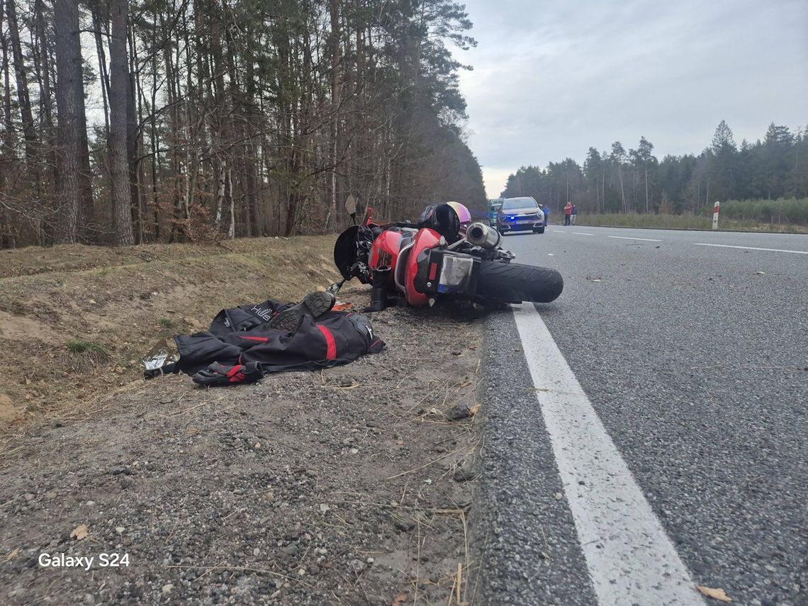 Dramatyczny wypadek drodze krajowej nr 25. Motocyklista stracił nogę
