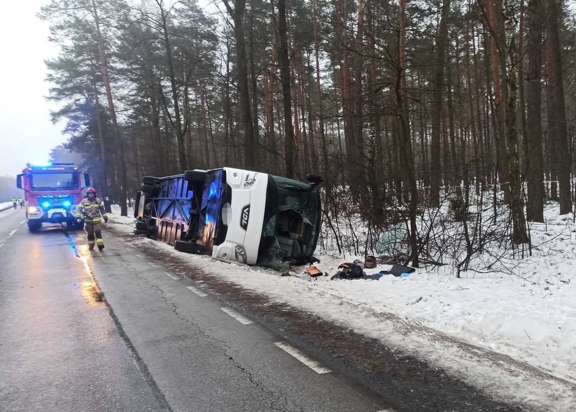 Dramatyczny wypadek na DK62. Autobus z pasażerami wpadł do rowu, 18 osób rannych