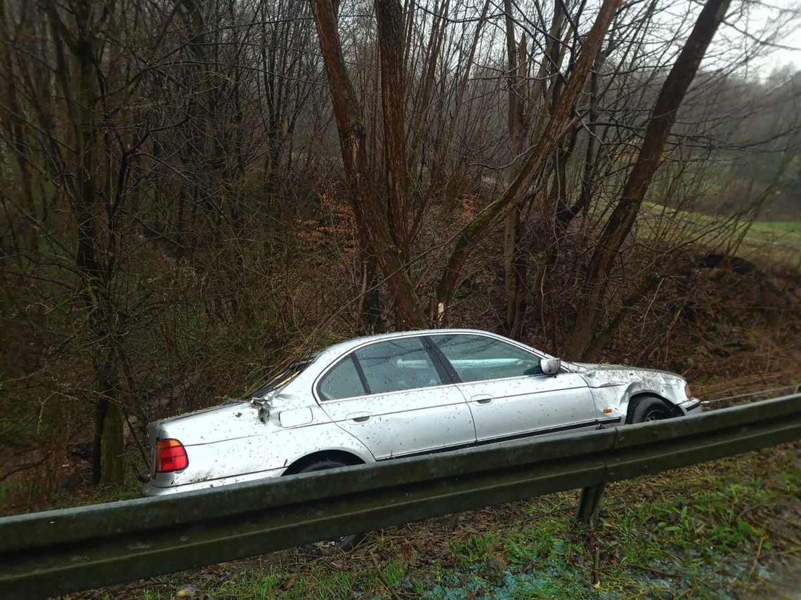 Driftował BMW, bo nosiła go adrenalina. Po wypadnięciu z drogi zakończył jazdę na drzewie