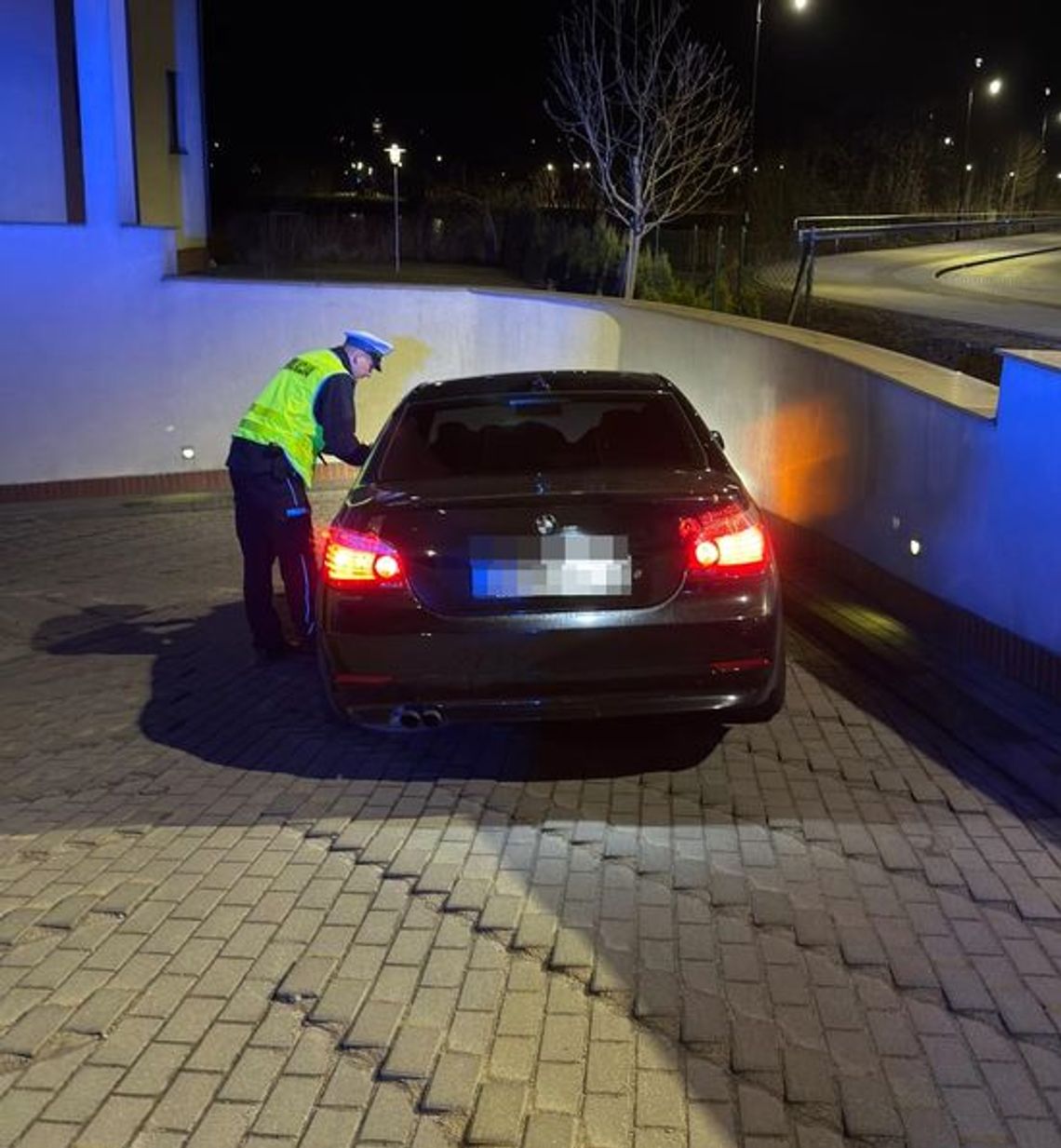 Driftował BMW na oczach policjantów. Stracił prawo jazdy i zapłacił 1500 zł