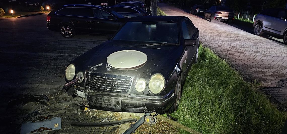 Driftował przed ośrodkiem wczasowym. Pijany 19-latek rozbił mercedesa na ogrodzeniu