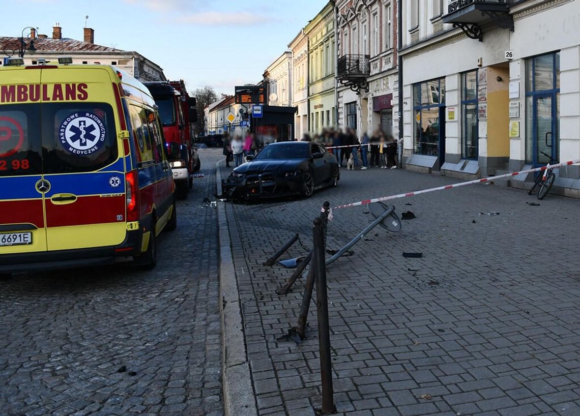 Dritujące BMW wylądowało na chodniku przy przystanku. 22-letniemu kierowcy grozi więzienie za narażanie 14 osób Dritujące BMW wylądowało na chodniku przy przystanku. 22-letniemu kierowcy grozi więzienie za narażanie 14 osób