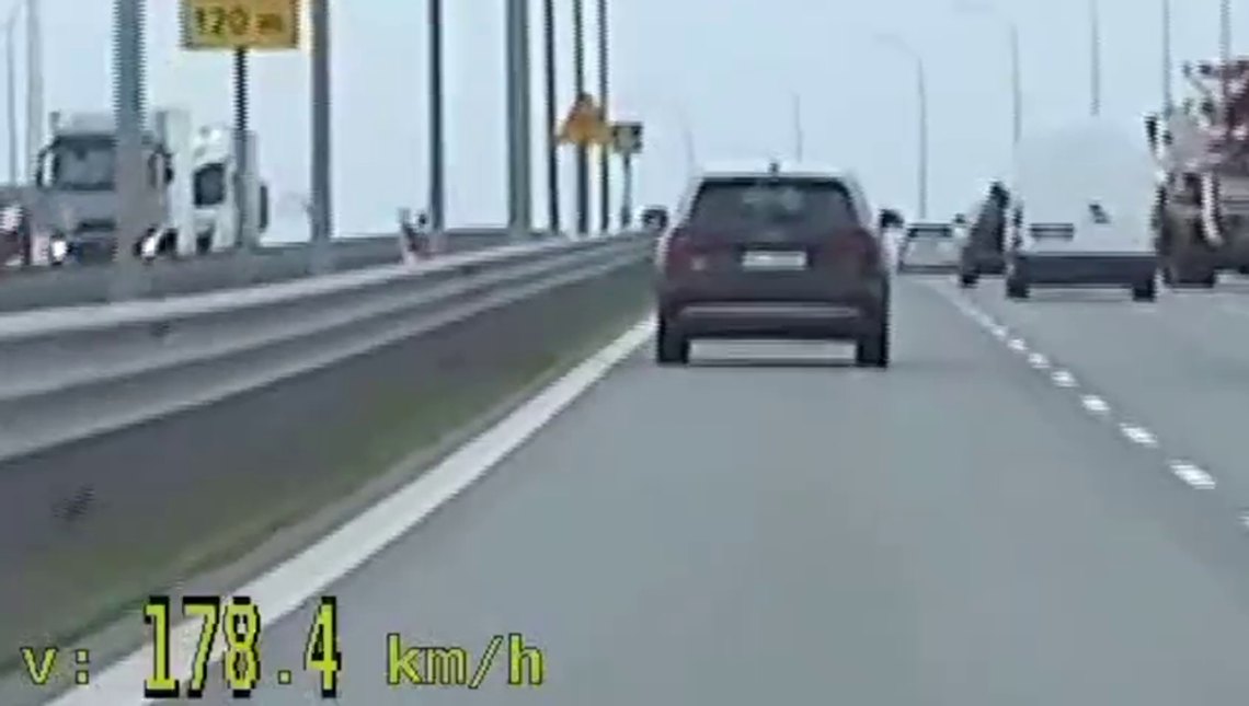 Drogowy recydywista jechał 200 na godzinę i mrugał światłami, żeby zwalniali mu pas