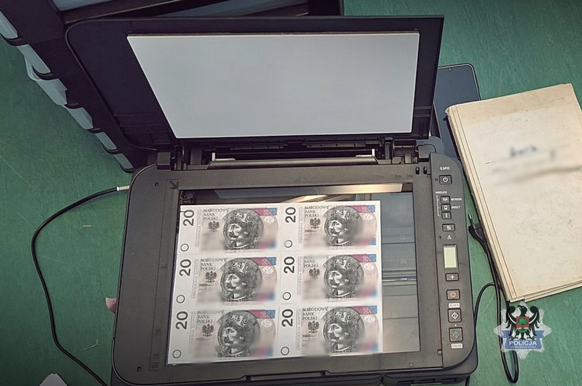 Drukował w domu banknoty, jego koledzy puszczali je w obieg. Policjanci zatrzymali pięciu mężczyzn Drukował w domu banknoty, jego koledzy puszczali je w obieg. Policjanci zatrzymali pięciu mężczyzn