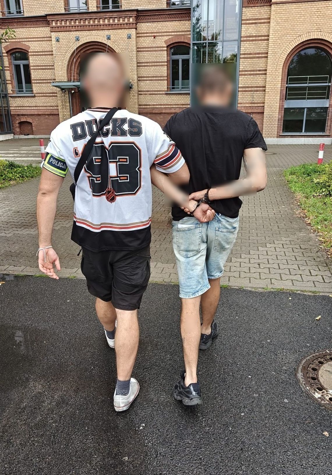 Dusił na ulicy mężczyznę i ukradł mu plecak. W środku było 20 tysięcy złotych