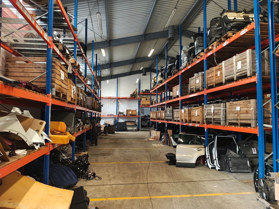 Duży sklep motoryzacyjny był przykrywką dla handlu częściami ze skradzionych aut. Zatrzymano pasera Duży sklep motoryzacyjny był przykrywką dla handlu częściami ze skradzionych aut. Zatrzymano pasera