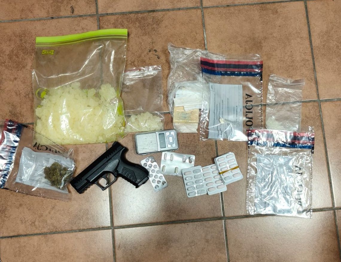 Dwa auta, trzech mężczyzn, narkotyki i pistolet. Policjanci nakryli ustawkę dilerów Dwa auta, trzech mężczyzn, narkotyki i pistolet. Policjanci nakryli ustawkę dilerów