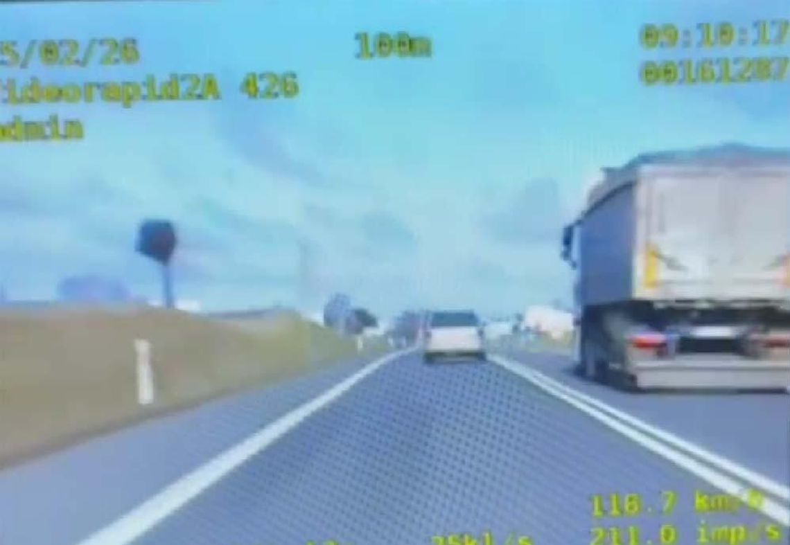 Dwa mandaty dla pirata drogowego. Nie miał pojęcia, że jedzie za nim radiowóz Dwa mandaty dla pirata drogowego. Nie miał pojęcia, że jedzie za nim radiowóz