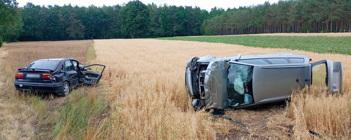 Dwa rozbite auta na polu po wypadku na skrzyżowaniu. 32-latek w audi wymusił 21-latce Dwa rozbite auta na polu po wypadku na skrzyżowaniu. 32-latek w audi wymusił 21-latce