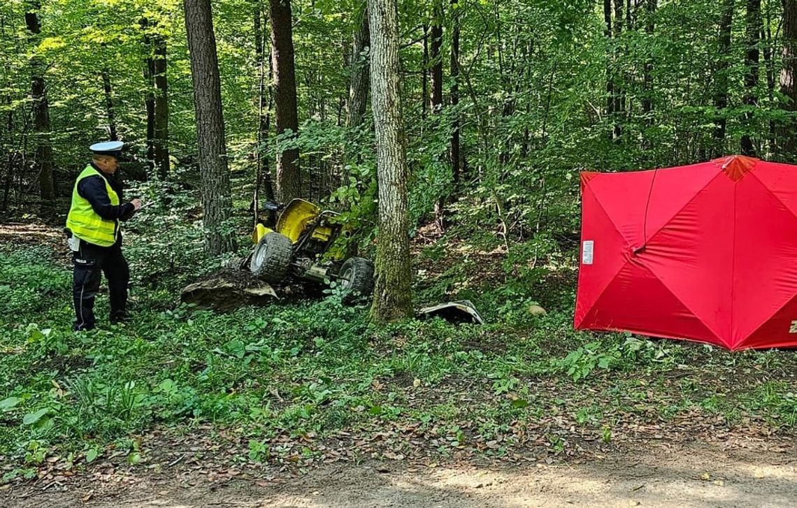 Dwaj 14-latkowie wybrali się quadem do lasu. Po uderzeniu w drzewo jeden z chłopców zginął na miejscu