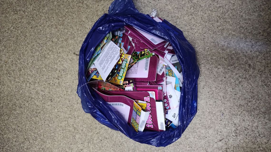 Dwaj mężczyźni wpadli na kradzieży zdrapek. Dopuszczali się przestępstw podczas przerwy w pracy