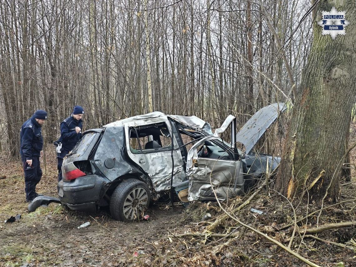 Dwaj młodzi mężczyźni zginęli w wypadku. Golf nagle zjechał z drogi i uderzył w drzewo
