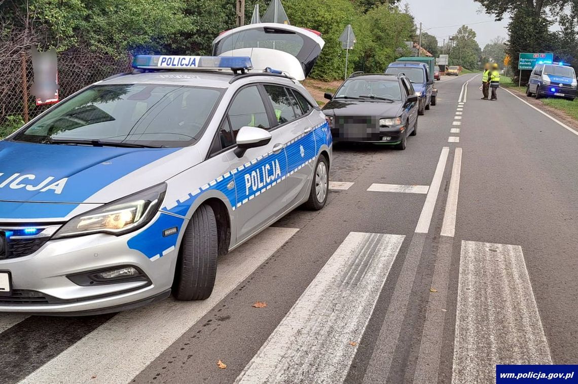 Dwaj pijani i naćpani kolesie ukradli auto i przyczepkę. Na fantazji holowali je przez miasto, ale przyuważyli ich policjanci