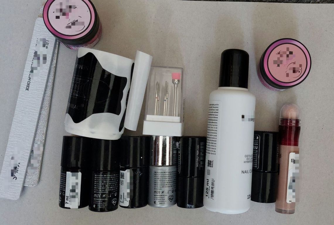 Dwie 13-latki odpowiedzą za kradzież w drogerii. Wyniosły kosmetyki za blisko tysiąc złotych